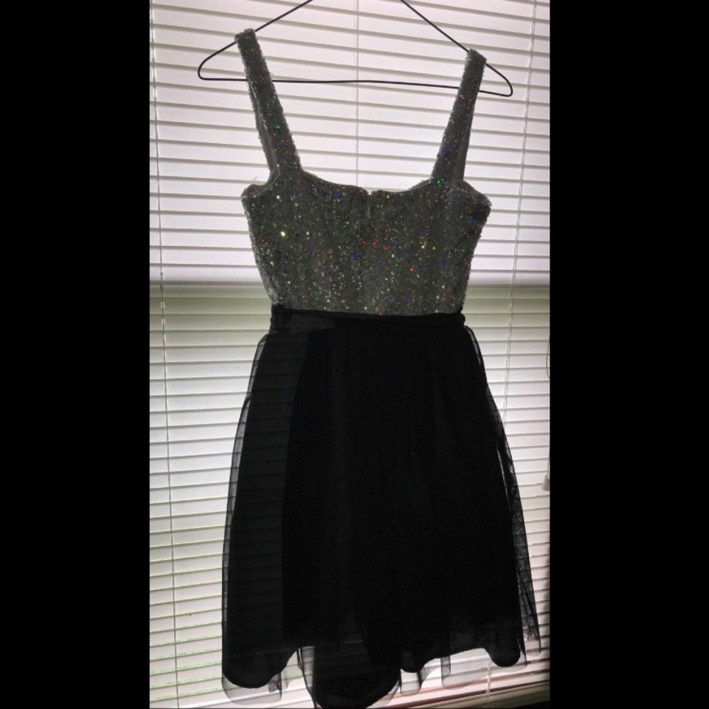Dress - Picture 3 of 4
